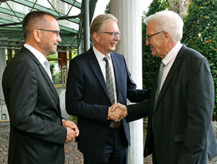 Präsident Roger Kehle und Oberbürgermeister Baumann begrüßen Ministerpräsident Winfried Kretschmann.